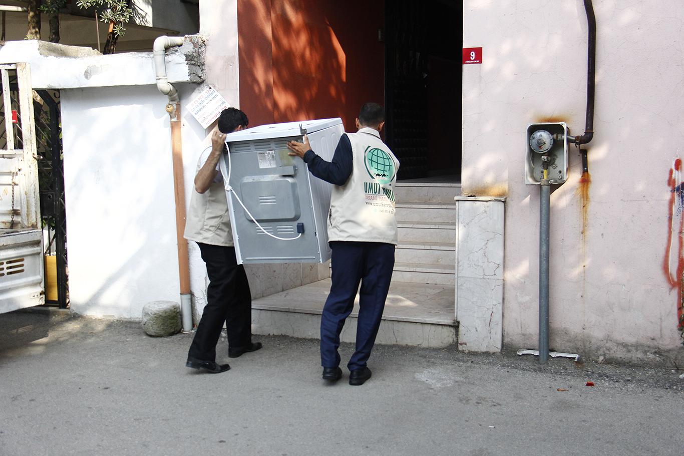 Umut Kervanı'ndan Bursa’da ihtiyaç sahibi aileye eşya yardımı Umut Kervanı'ndan Bursa’da ihtiyaç sahibi aileye eşya yardımı